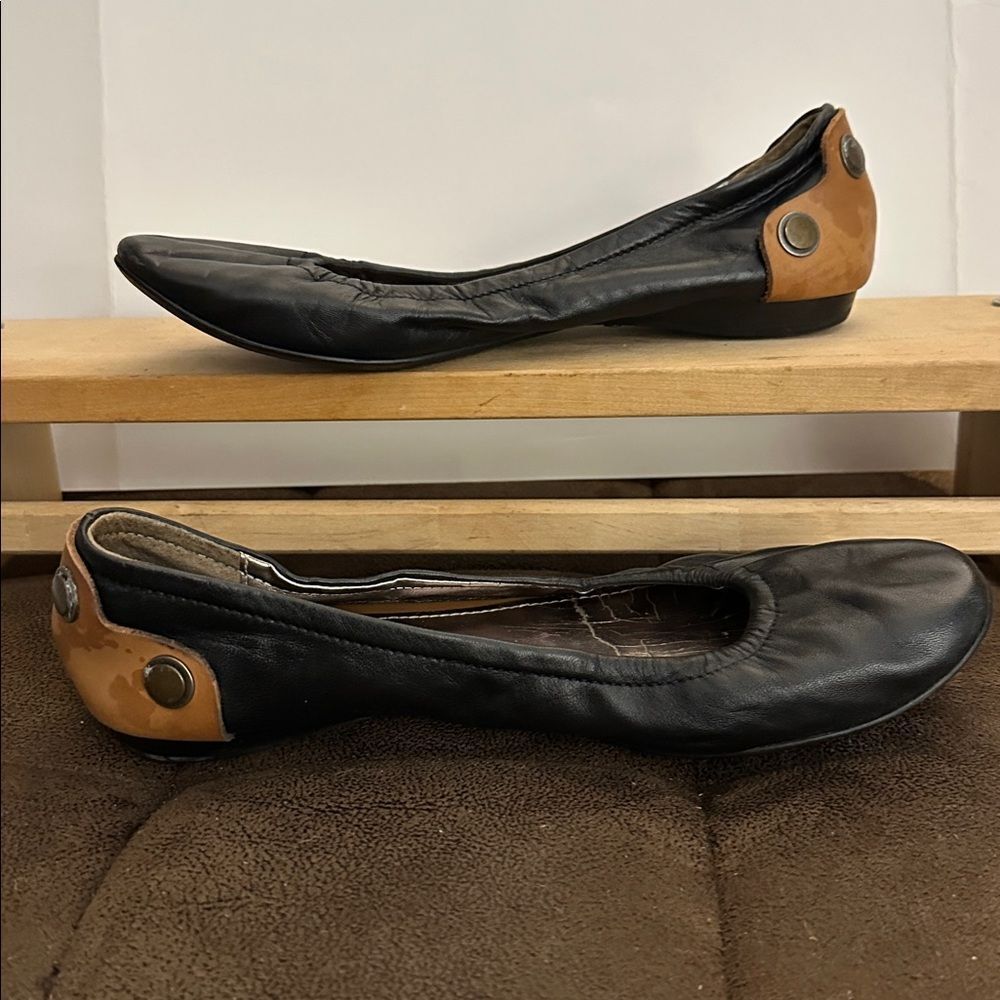 B Macowsky Black and Tan Flats - Picture 2 of 4